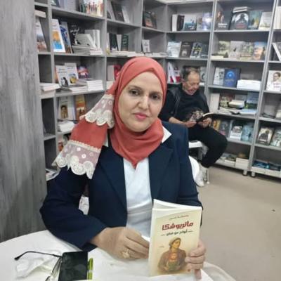 الروائية عائشة بنور